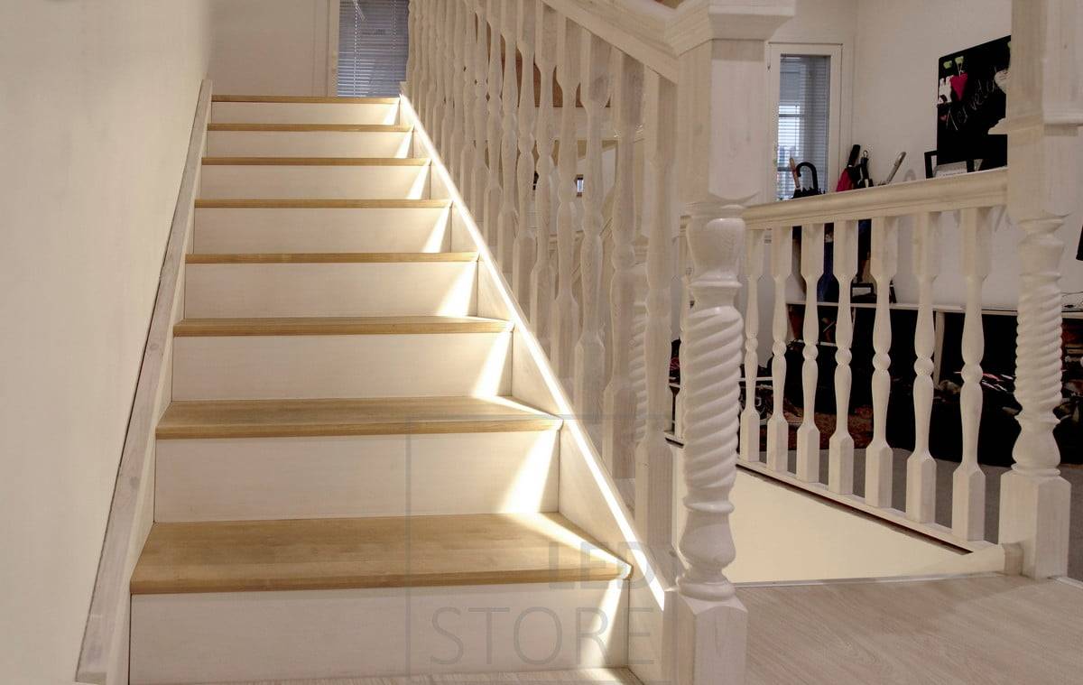 Cinta de led en un perfil enrasado fresado en la parte inferior del pasamanos de la escalera, lo más cerca posible de los peldaños.